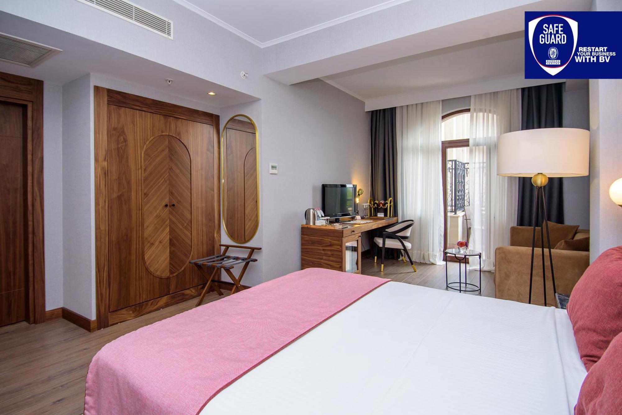 Superior Double Room Balcony City View