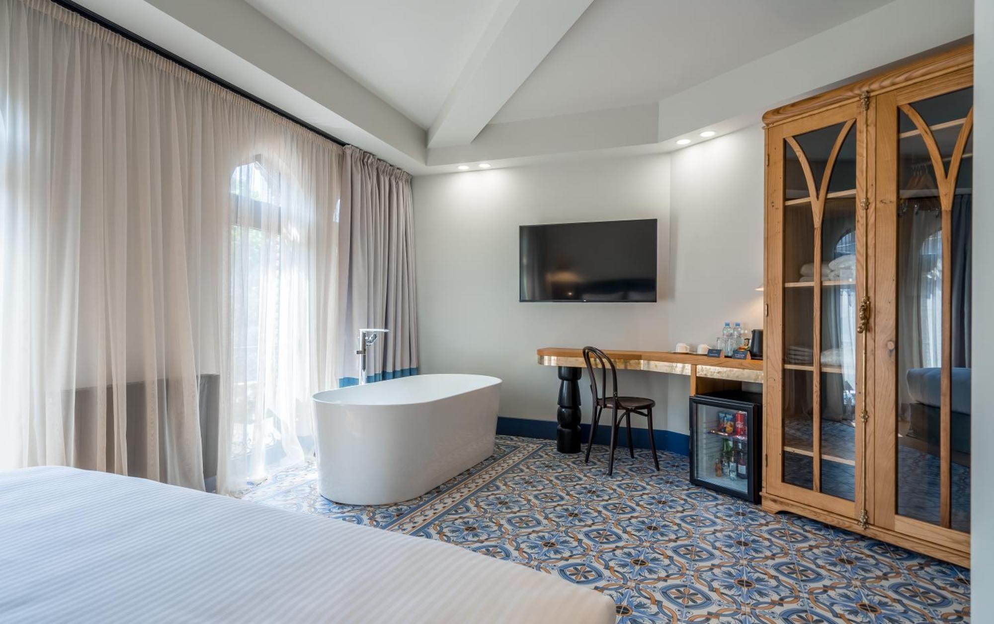 Deluxe Double Room Bath