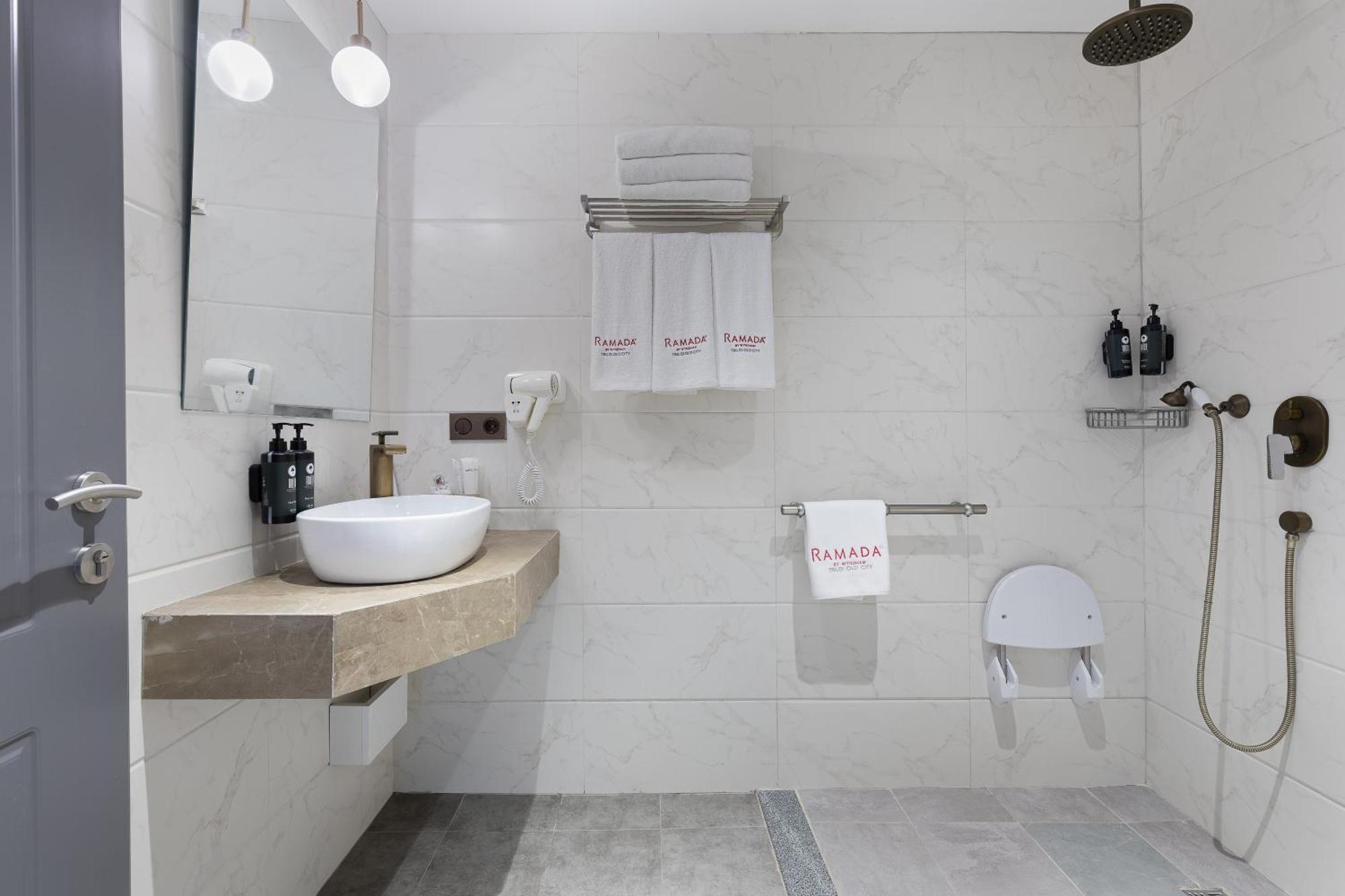 Chambre Lit King-Size avec Douche Accessible en Fauteuil Roulant - Adaptée aux Personnes à Mobilité Réduite - Non-Fumeurs