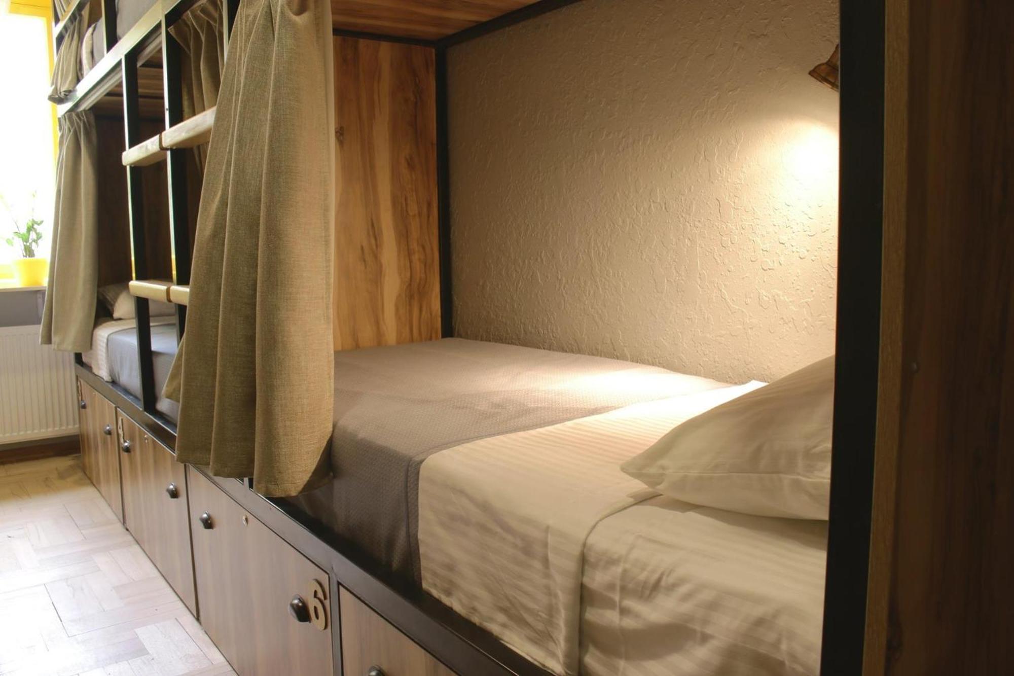 Single Bed 8-Bed Mixed Dormitory Room