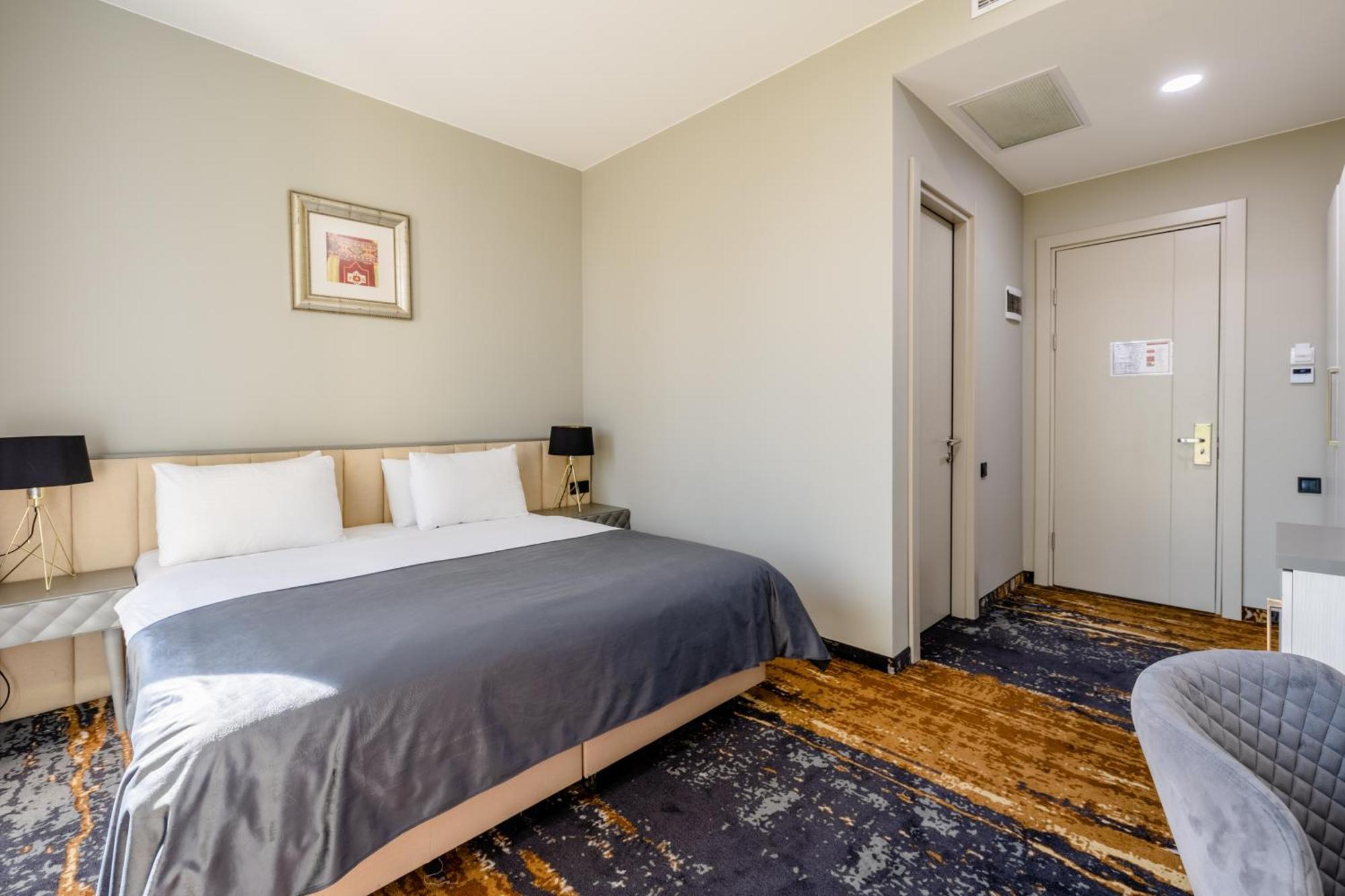 Double or Twin Room with Terrace
