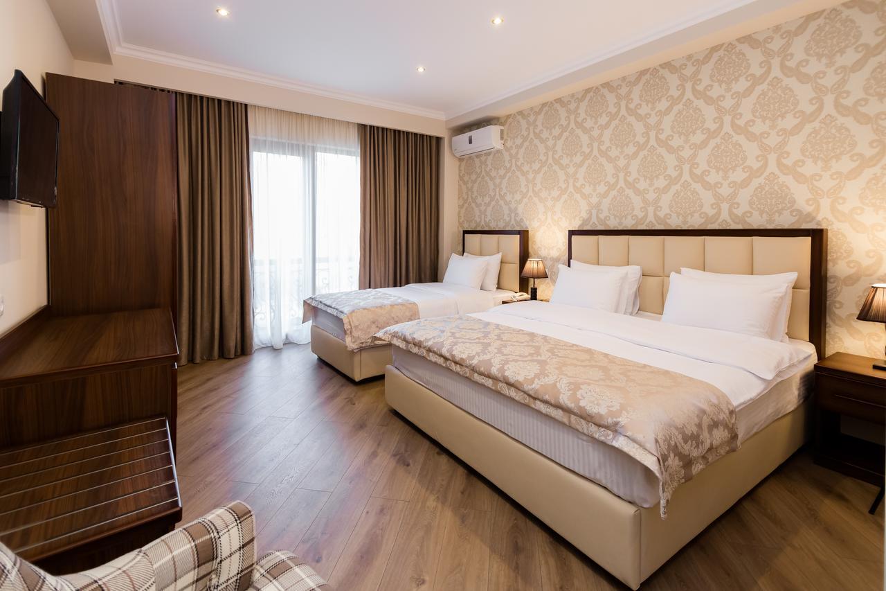 Dreibettzimmer mit Balkon