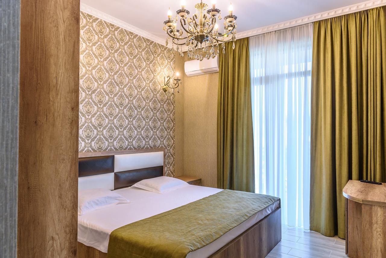 Habitación con cama extragrande.