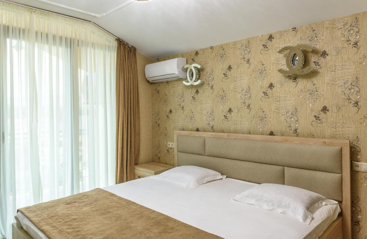 Habitación con cama extragrande y balcón