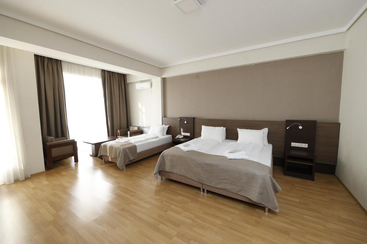 Dreibettzimmer mit Stadtblick