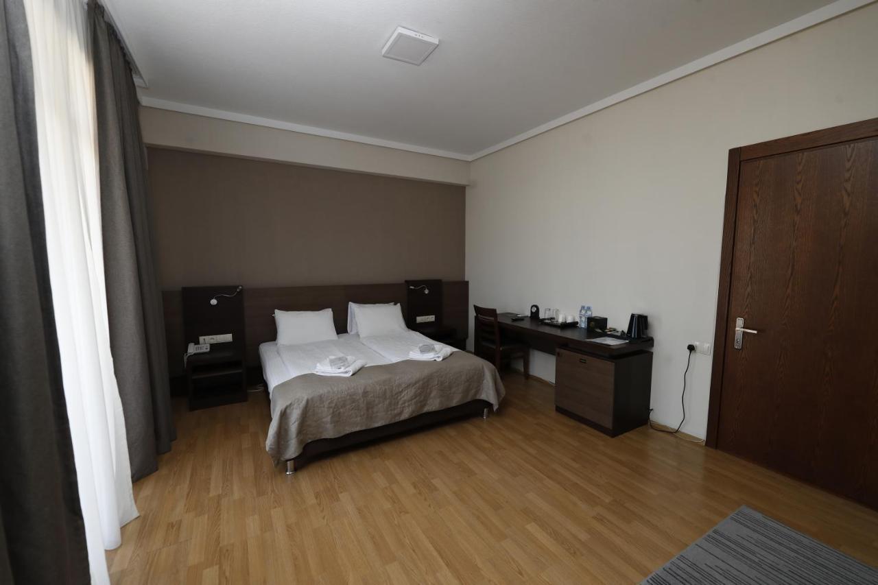 Großes Doppel-/Zweibettzimmer
