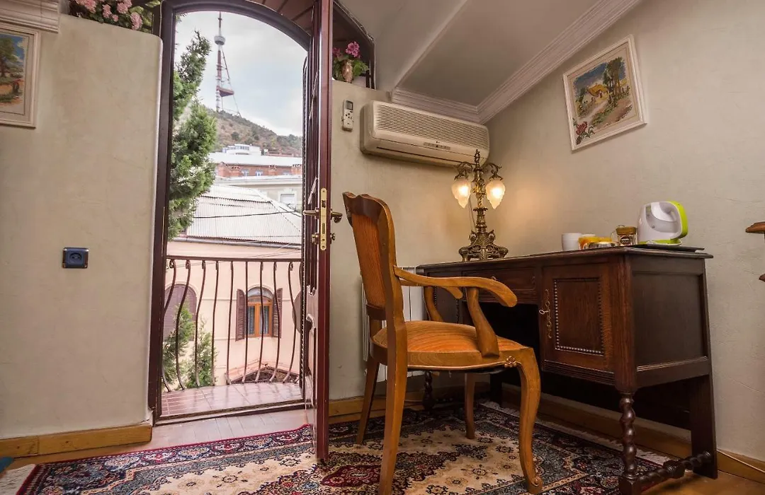 Lia'S Guest House-1