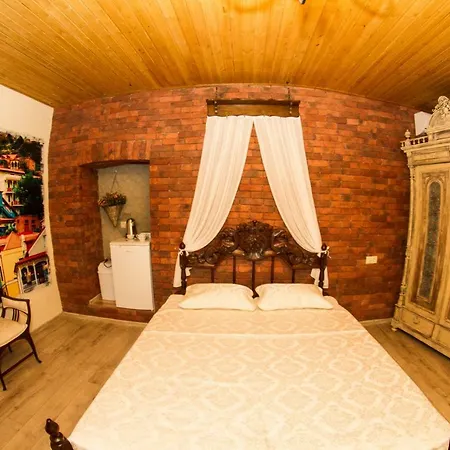 Vintage Art Rooms-3